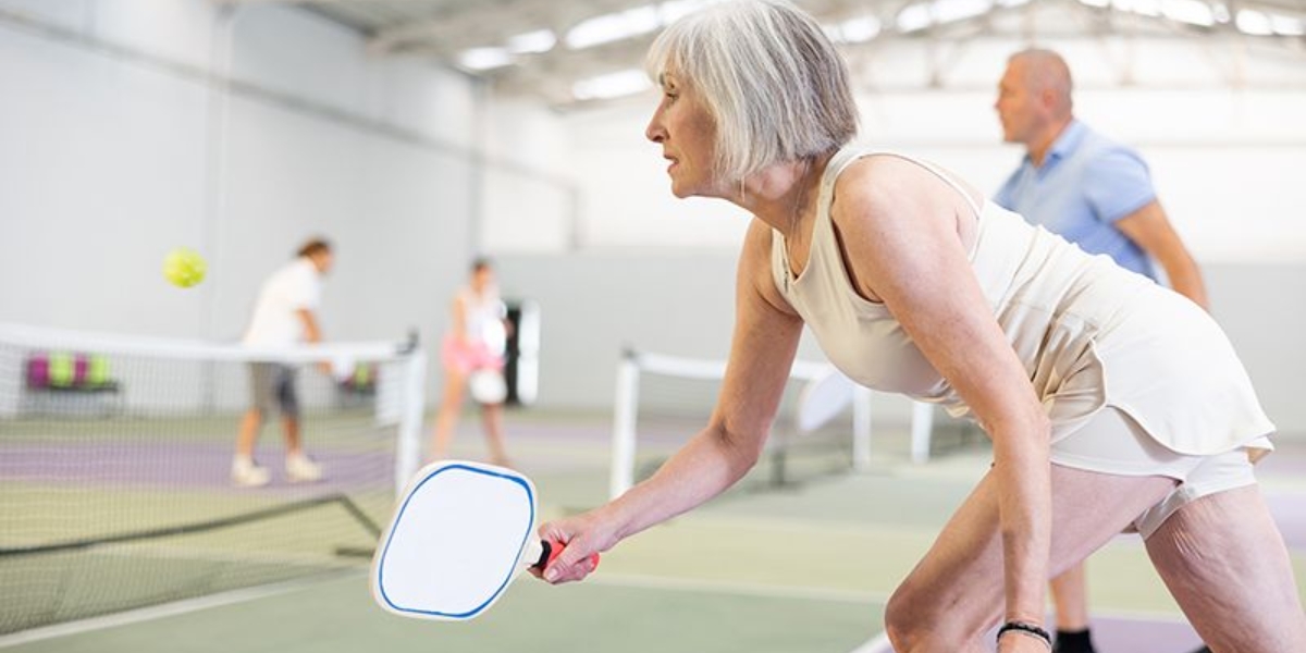 người lớn tuổi chơi pickleball