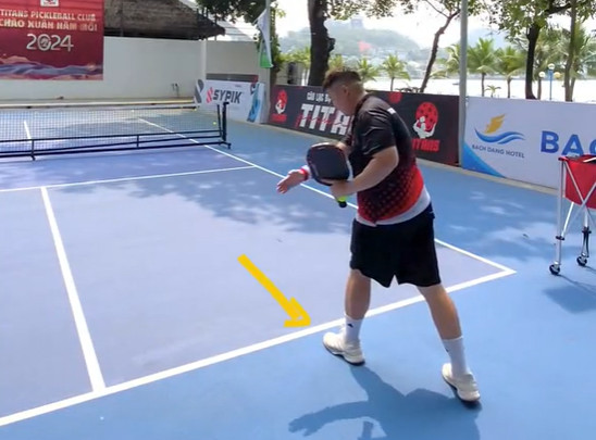 Cách giao bóng pickleball