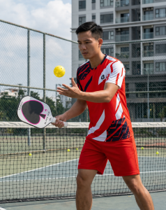 Phân Tích Chuyên Sâu Kỹ Thuật Giao Bóng và Trả Giao Bóng Trong Pickleball: Tối Ưu Hóa Hiệu Suất và Bảo Vệ Người Chơi